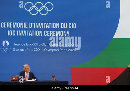 Saint Denis. 26 juillet 2023. Le président du Comité International Olympique (CIO) Thomas Bach signe les invitations lors d’une cérémonie marquant un an avant la cérémonie d’ouverture des Jeux Olympiques de Paris à Saint-Denis, près de Paris, le 26 juillet 2023. Crédit : Gao Jing/Xinhua/Alamy Live News Banque D'Images