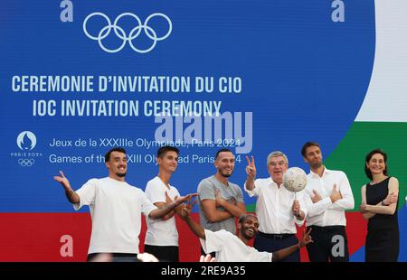 Saint Denis. 26 juillet 2023. Thomas Bach (3e R), président du Comité International Olympique (CIO), Tony Estanguet (2e R), président du comité d’organisation de Paris 2024 et Amélie Oudea-Castera (1e R), ministre française des Sports, posent avec des danseurs lors d’une cérémonie marquant un an avant la cérémonie d’ouverture des Jeux Olympiques de Paris à Saint-Denis, Près de Paris, France, 26 juillet 2023. Crédit : Gao Jing/Xinhua/Alamy Live News Banque D'Images