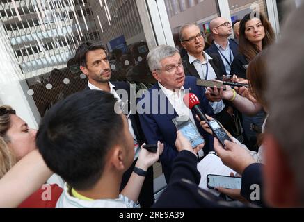Saint Denis. 26 juillet 2023. Thomas Bach, président du Comité International Olympique (CIO), est interviewé après une cérémonie marquant un an avant la cérémonie d’ouverture des Jeux Olympiques de Paris à Saint-Denis, près de Paris, le 26 juillet 2023. Crédit : Gao Jing/Xinhua/Alamy Live News Banque D'Images