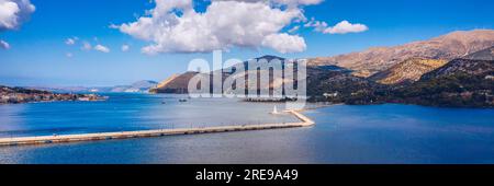 Vue aérienne du pont de Bosset dans la ville d'Argostoli sur l'île de Kefalonia. Pont de Bosset sur le lac à Argostoli, Kefalonia. Obélisque et le de Bo Banque D'Images