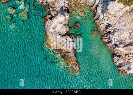 Photo aérienne sur le littoral rocailleux en granit Méditerranée cristal bleu clair eau de mer. Photo aérienne des vagues de l'océan frappant le littoral rocheux de belle Banque D'Images