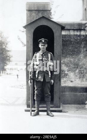 Un soldat de l'armée britannique en service de sentinelle dans le cadre de l'armée britannique du Rhin pendant l'occupation de l'Allemagne après la première Guerre mondiale, Banque D'Images