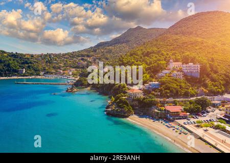 Vue aérienne de la ville de Poros, île de Kefalonia en Grèce. Poros ville au milieu de la journée. Céphalonie ou île de Kefalonia, Mer Ionienne, Grèce. Poros v Banque D'Images