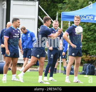 Oriam Sports Centre Edinburgh.Scotland, Royaume-Uni. 26 juillet 2023. Scotland Rugby Team séance d'entraînement pour le célèbre match Grouse Nations Series vs Italie le samedi 29 juillet 23. L/r Sione Tuipulotu, Cameron Redpath, Finn Russell & Stafford McDowall crédit : eric mccowat/Alamy Live News Banque D'Images