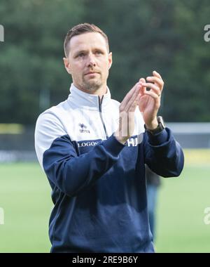 Park Hall, Oswestry, Shropshire, Angleterre, 20 juillet 2023. Le Manager de KA Akureyri est le résultat à plein temps avec les supporters qui voyagent à Hallgrímur Jónasson extérieur, pendant Connah's Quay Nomads football Club v Knattspyrnufélag Akureyrar/ KA Akureyri dans la saison 2023/2024 du premier tour de qualification de l'UEFA Europa Conference League, au Park Hall. (Image de crédit : ©Cody Froggatt/Alamy Live News) Banque D'Images