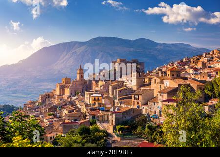 Caccamo, Sicile. Cité médiévale italienne avec le château normand dans les montagnes de Sicile, Italie. Vue sur la ville de Caccamo sur la colline avec les montagnes à l'arrière Banque D'Images