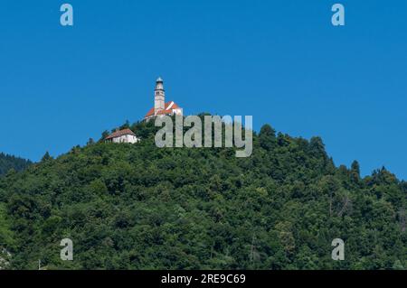 L'église antique de St. Pierre (San Pietro) à Zuglio (XIV siècle) sur les Alpes de Carnia dans la région italienne du Frioul Banque D'Images