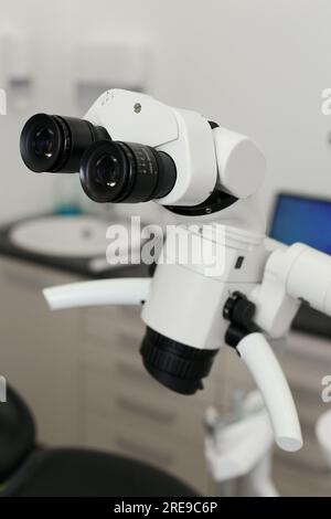 Microscope dentaire dans un cabinet dentaire photographié sur fond blanc Banque D'Images