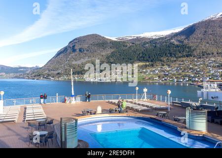 Navire de croisière P&O Arcadia arrivant à Nordfjordeid, comté de Vestland, Norvège Banque D'Images