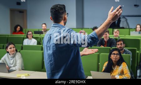 Enseignant donnant une conférence à un groupe multiethnique diversifié d'étudiants féminins et masculins dans la salle du Collège moderne. Chercheurs curieux et réfléchis étudiant Banque D'Images