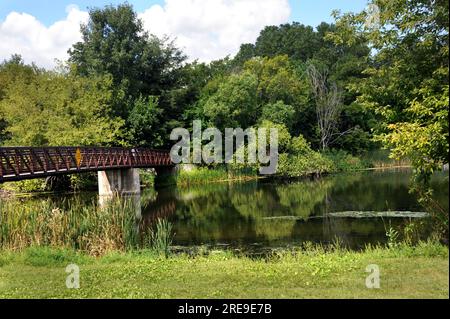 Le pont enjambe la rivière Yahara à Cooper's Causeway. Bridge marque le début du sentier de la rivière Yahara à Stoughton, Wisconsin. Banque D'Images