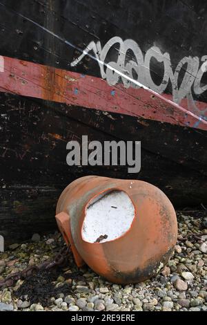 Déchets marins - des boules de polystyrène océanique exposées à l'intérieur flottent de l'épave de Corpach sur Caol Beach, Écosse, Royaume-Uni Banque D'Images