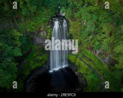 Une vue de drone de Henrhyd cascade, la plus haute cascade du sud du pays de Galles, Royaume-Uni Banque D'Images
