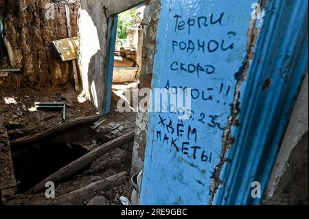 Non exclusive : NOVODARIVKA, UKRAINE - 21 JUILLET 2023 - une inscription en russe est vue à l'intérieur d'une maison dans le village de Novodarivka, région de Zaporizhzhia, SO Banque D'Images