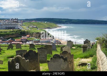 Whitby, regardant vers le nord jusqu'à la côte du Yorkshire, depuis le cimetière à l'église de St Mary sur la colline, Tate Hill, North Yorkshire Coast, Angleterre, Royaume-Uni. Banque D'Images