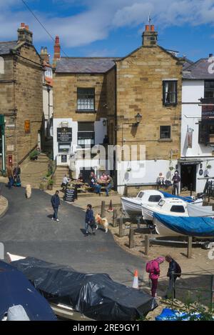 Robin Hood's Bay, le Bay Hotel et la place qui surplombe la plage et le front de mer,. Au bas de New Road. North Yorkshire ; Angleterre ; Royaume-Uni Banque D'Images