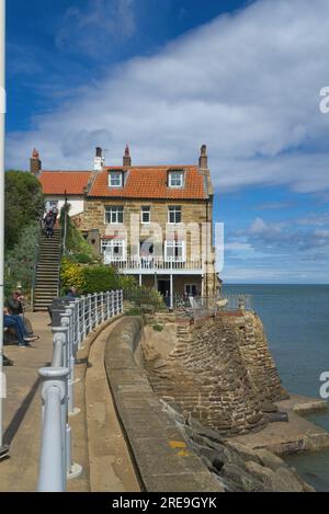 Robin Hood's Bay, vers le nord. Montre le chemin de Cleveland WAY le long du front de mer. Chemin de chemin entré par étapes de l'hôtel Bay. North Yorkshire, Royaume-Uni Banque D'Images