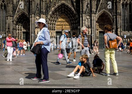 Personnes / touristes en face de la cathédrale, Cologne, Allemagne. Menschen / Touristen auf der Domplatte, Koeln, Deutschland. Banque D'Images