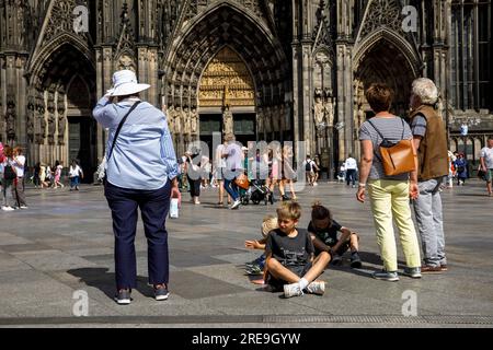 Personnes / touristes en face de la cathédrale, Cologne, Allemagne. Menschen / Touristen auf der Domplatte, Koeln, Deutschland. Banque D'Images