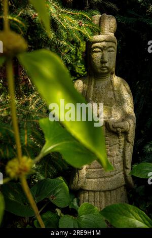 Statue d'une divinité dans le jardin japonais à Leverkusen, Rhénanie du Nord-Westphalie, Allemagne. Statue einer Gottheit im Japanischen Garten à Leverkusen, non Banque D'Images