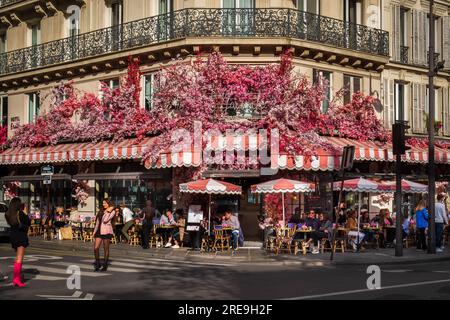 Paris, France, octobre 2022, vue d'une scène urbaine par la Favorite, un restaurant dans le 4e arrondissement de la capitale Banque D'Images