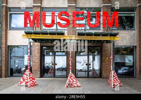 Verrière étagée à l'entrée du Musée des Arts appliqués (MAKK), Cologne, Allemagne. Abgestuetztes Vordach am Eingang zum Museum für Angewandte Kuns Banque D'Images