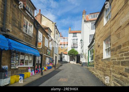 Robin Hood's Bay, en regardant New Road, aux boutiques du village et Laurel Inn. Route vers le bas du parking Bank Top jusqu'à la plage et le front de mer, North Yorkshire; Banque D'Images