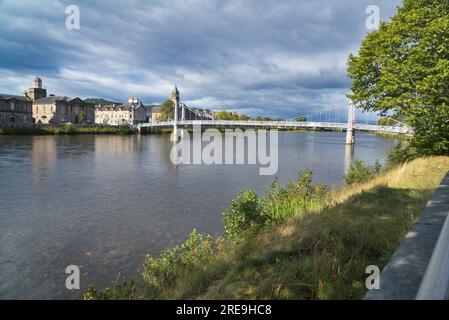 En regardant vers le nord jusqu'au sentier bordé d'arbres à côté de River Ness près du centre de la ville d'Invernes. Tiré de East Bank River Ness. Imverness, Écosse, Royaume-Uni Banque D'Images