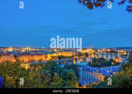 Vue sur Prague avec la rivière Vltava et le pont Charles la nuit Banque D'Images