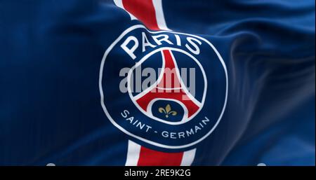 Paris, FR, juillet 20 2023 : le club de football du Paris Saint Germain agite dans le vent. Club français de football professionnel basé à Paris. Editoria illustrative Banque D'Images