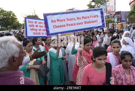 Prayagraj, Inde. 26/07/2023, des membres de la communauté chrétienne et d'autres prennent part à une manifestation contre la violence avec les femmes de l'Etat oriental Manipur à Prayagraj, en Inde. Crédit : Anil Shakya/Alamy Live News Banque D'Images