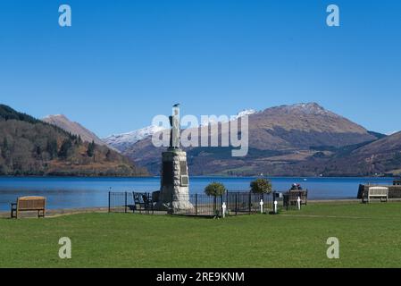 Vue au nord du Loch Fyne depuis le loch d'Inveraray, mémorial de guerre d'Inveraray sur le lochside. Inveraray, Loch Fyne, Argyll et Bute ; Écosse ; Royaume-Uni Banque D'Images