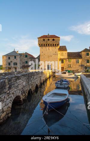 Kastilac à Kastel Gomilica, Kastela, Croatie. fort du 16e siècle. L'extérieur a été utilisé comme un emplacement Game of Thrones - la ville libre de Braavos Banque D'Images