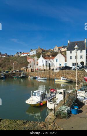 Port de Crail. Crail est l'un des anciens villages à toit pantilé de l'est Neuk de Fife. Petits bateaux et filets de pêche. Crail, Fife, Écosse Royaume-Uni Banque D'Images