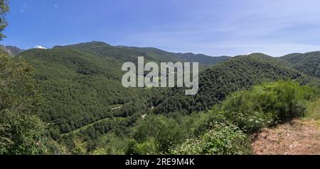 Vue panoramique sur les Picos de Europa, ou sommets d'Europe, une chaîne de montagnes s'étendant sur environ 20 km, faisant partie des montagnes Cantabriques dans le Nor Banque D'Images