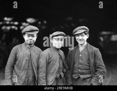 Horace Nicholls - l'industrie de la construction navale en Grande-Bretagne - jeunes travailleurs au chantier naval de Swan, Hunter et Wigham Richardson Ltd, Wallsend, Newcastle. Banque D'Images