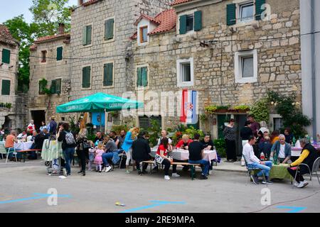 Kastela, Croatie – mai 20 2023. Le festival annuel bob célébrant les fèves ou fèves de Fava, connu sous le nom de bob en croate, à Kastel Kambelovac, Kastela Banque D'Images