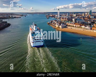 Le ferry transManche Bretagne entre dans le port de Portsmouth. Banque D'Images