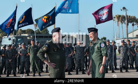 Shintomi, Japon. 26 juillet 2023. Le général Stephane mille, chef d'état-major de la Force aérienne et spatiale française, s'entretient avec le général Hiroaki Uchikura, chef d'état-major de la Force d'autodéfense aérienne japonaise à la base aérienne de Nyutabaru dans la préfecture de Miyazaki, au Japon, le mercredi 26 juillet 2023. Photo de Keizo Mori/UPI crédit : UPI/Alamy Live News Banque D'Images