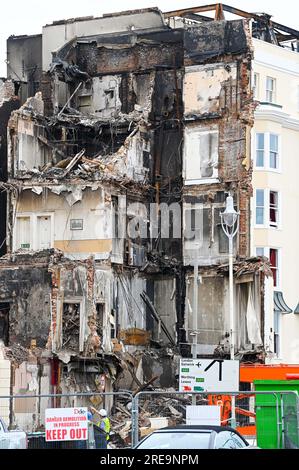 Brighton Royaume-Uni 26 juillet 2023 - chambres brûlées révélées à l'hôtel Royal Albion sur le front de mer de Brighton alors que des travaux de démolition ont lieu après qu'il a été vidé par un incendie plus tôt en juillet : Credit Simon Dack / Alamy Live News Banque D'Images