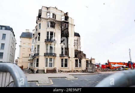 Brighton Royaume-Uni 26 juillet 2023 - chambres brûlées révélées à l'hôtel Royal Albion sur le front de mer de Brighton alors que des travaux de démolition ont lieu après qu'il a été vidé par un incendie plus tôt en juillet : Credit Simon Dack / Alamy Live News Banque D'Images