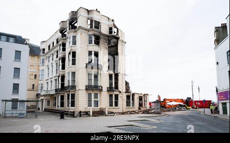 Brighton Royaume-Uni 26 juillet 2023 - chambres brûlées révélées à l'hôtel Royal Albion sur le front de mer de Brighton alors que des travaux de démolition ont lieu après qu'il a été vidé par un incendie plus tôt en juillet : Credit Simon Dack / Alamy Live News Banque D'Images