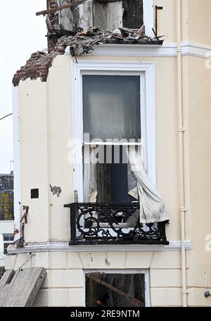 Brighton Royaume-Uni 26 juillet 2023 - chambres brûlées révélées à l'hôtel Royal Albion sur le front de mer de Brighton alors que des travaux de démolition ont lieu après qu'il a été vidé par un incendie plus tôt en juillet : Credit Simon Dack / Alamy Live News Banque D'Images