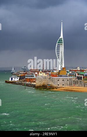 La tour ronde à l'entrée du port de Portsmouth Banque D'Images