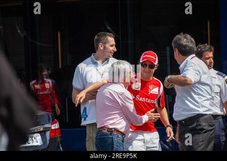 05/12/2011 (Monaco) Bernie Ecclestone et le pilote Ferrari Felipe Massa en conversation lors de la séance d'essais pour le Grand Prix de Monaco Banque D'Images