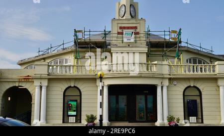 Porthcawl, Bridgend, pays de Galles : scène côtière ; herbe marrame se déplaçant dans la brise, ciel bleu avec des nuages moelleux et le vieux phare en vue. Banque D'Images