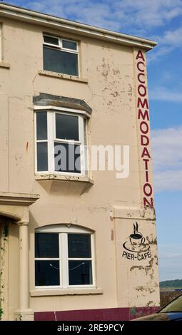 Porthcawl, pays de Galles - juin 19 2023 : le Boathouse se trouve à côté du Pier Hotel fermé, un emplacement privilégié en bord de mer sujet à des discussions de planification. Banque D'Images