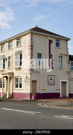 Porthcawl, pays de Galles - juin 19 2023 : le Boathouse se trouve à côté du Pier Hotel fermé, un emplacement privilégié en bord de mer sujet à des discussions de planification. Banque D'Images