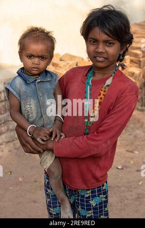 Prise dans un petit village rural de khajuraho, portrait d'un frère et d'une sœur. Indien. Banque D'Images