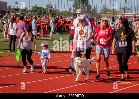 19 juin 2017 : un groupe lent d'adultes, d'enfants et d'animaux de compagnie qui marchent tranquillement multiracialement soulève l'arrière d'une course à pied à Costa Mesa, CA. (Image de crédit : © Spencer Grant/ZUMA Press Wire) USAGE ÉDITORIAL SEULEMENT! Non destiné à UN USAGE commercial ! Banque D'Images